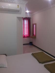 Postel nebo postele na pokoji v ubytování Hotel Nachiappa Palace