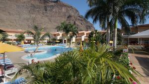 een uitzicht op een resort met een berg op de achtergrond bij Apartamentos Jardín del Conde in Valle Gran Rey