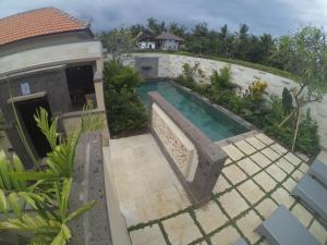 vista aerea su una villa con piscina di Dana Jaya Villa ad Ubud
