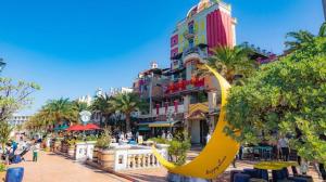 嘉間良にあるDeigo Hotelの建物の前の大きな黄色い滑り台