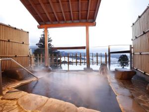 una bañera de hidromasaje con vapor saliendo de ella en Hotel Selan, en Shimotakai