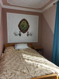 une chambre avec un lit avec un tableau sur le mur dans l'établissement Квартира, à Kozevo