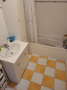 ein Badezimmer mit Waschbecken und Badewanne in der Unterkunft Brigitte in Saujon