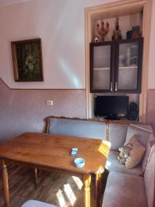 un salon avec une table en bois et un canapé dans l'établissement Квартира, à Kozevo 1 autre photo