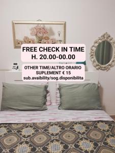 Un dormitorio con una cama con un cartel que dice "hora de entrada gratuita" en La Perla B & B, en Ciampino