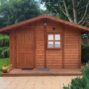 cobertizo de madera con puerta y ventana en Domek, en Świnoujście