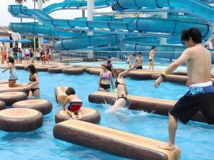 a group of people in a pool at a water park at Business Hotel BL Kuwana in Kuwana