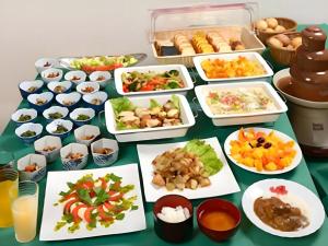 ein Tisch mit vielen verschiedenen Arten von Lebensmitteln in der Unterkunft Ueda Plaza Hotel in Ueda