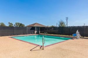 Bazén v ubytování Quality Inn & Suites - Marlin nebo v jeho okolí