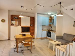 Η κουζίνα ή μικρή κουζίνα στο Appartamento Santa Barbara +23 φωτογραφίες