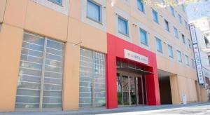 小山市にあるAI HOTEL OYAMAの赤い表面の道路建築