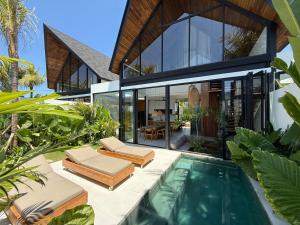 Bazén v ubytování Baliwood - Luxury 3BR villa - By the beach nebo v jeho okolí