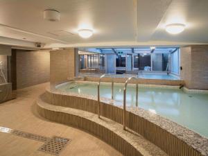 ein großer Swimmingpool in einem Hotelzimmer in der Unterkunft Ikebukuro Royal Hotel in Tokio