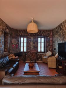 TV a/nebo společenská místnost v ubytování FIKARDOU ALMOND PARK