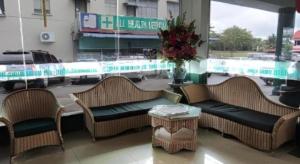 een lobby met twee banken en een raam met een trein bij Hotel Hung Hung in Kampung Boyan