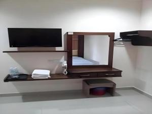 ein Spiegel auf einer Wand in der Unterkunft Admiral Hotel in Kampong Lumut Kiri