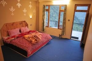 Postel nebo postele na pokoji v ubytování Yellowjackets Hostel Tosh + 15 fotografií