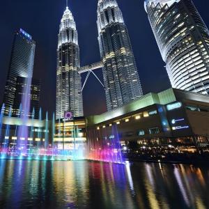 un groupe de grands bâtiments la nuit avec une fontaine dans l'établissement ARK HOTEL BATU CAVES, à Batu Caves