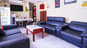 ein Wohnzimmer mit blauen Sofas und einem Tisch in der Unterkunft Station Hotel Klang in Klang + 115 Fotos