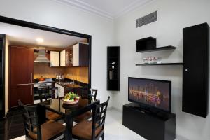 Кухня или мини-кухня в Royal Grand Suite Hotel
