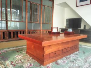 a courtroom with a wooden desk and a tv at 古民家クルンズ in Mino