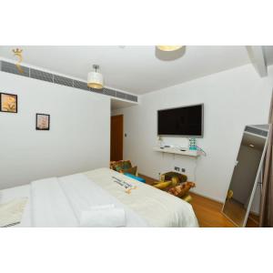 Televiisor ja/või meelelahutuskeskus majutusasutuses Golden Timber 2BR Al Raha Family Retreat