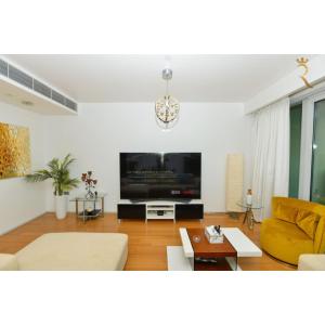 Televiisor ja/või meelelahutuskeskus majutusasutuses Golden Timber 2BR Al Raha Family Retreat