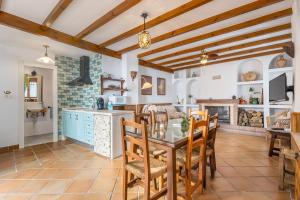 a kitchen and dining room with a table and chairs at Casa El Valle Verde Granada in Lecrin