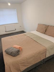 - une chambre avec un grand lit et un oreiller dans l'établissement Modern 3 Bed with 3 Baths and Parking, Near Centre, à Bredbury