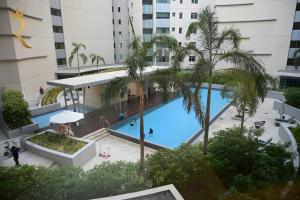 Bazén v ubytování Golden Timber 2BR Al Raha Family Retreat nebo v jeho okolí