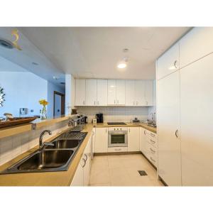 Kuchyň nebo kuchyňský kout v ubytování Golden Timber 2BR Al Raha Family Retreat