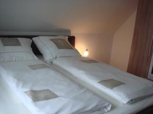 two beds sitting next to each other in a bedroom at Ferien- Messewohnung nähe Köln-Messe Flughafen Bonn in Rösrath