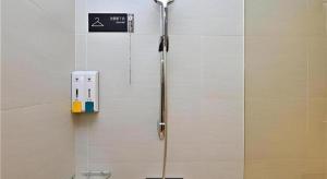 eine Dusche im Bad mit einem Schild an der Wand in der Unterkunft City Comfort Inn Kunming Nanping Pedestrian Street Wangfujing in Kunming + 194 Fotos