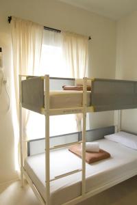 una litera en una habitación con ventana en Verdant Villas at Eleve' Homes, en Kaybagal 4 fotos más