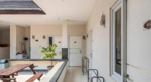 une cuisine et une salle à manger avec une table et des chaises dans l'établissement OYO Living 1877 Side Corner, à Kanggraksan