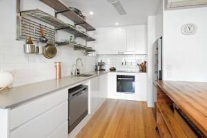 Η κουζίνα ή μικρή κουζίνα στο Luxe & Private l Central Bangalow l Nova Escapes