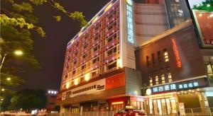 ein großes Gebäude mit Lichtern darüber in der Unterkunft City Comfort Inn Foshan Nanhai Avenue Guicheng Metro Station in Nanhai