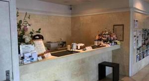 TakaraにあるHotel Gran View Okinawaのカウンタートップ付店のカウンター