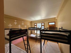 Postel nebo postele na pokoji v ubytování Yellowjackets Hostel Tosh