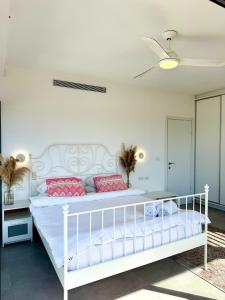 Ένα ή περισσότερα κρεβάτια σε δωμάτιο στο Alona's Apartments- sea&sunsets