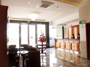 Posezení v ubytování GreenTree Inn Shanghai Luojing Express Hotel