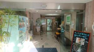 een hal van een gebouw met een plant erin bij Sanside Hotel in Kobe