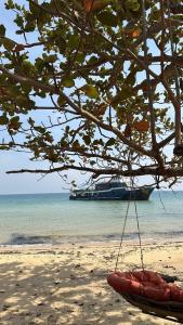 un barco en el agua en una playa en Soundgarden Kohrong, en Kaôh Rŭng (3)