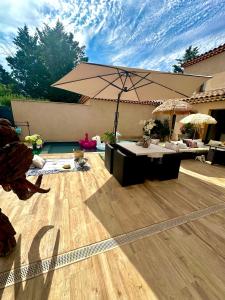 Bazén v ubytování Studio Lou nebo v jeho okolí