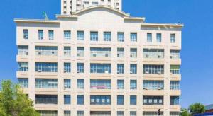 a large white building with a lot of windows at 7 Days Inn Urumqi Guangming Road Beimen Metro Station in Ürümqi