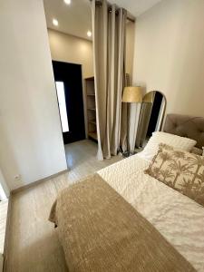 Postel nebo postele na pokoji v ubytování Studio Lou