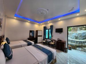 een hotelkamer met twee bedden en een aquarium bij Sunrise Ocean Hotel & Rooftop Bar in Cat Ba +17 foto's