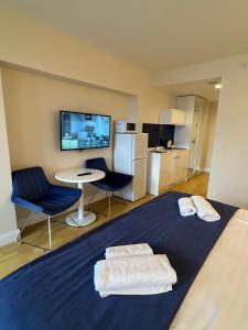 Μια τηλεόραση ή/και κέντρο ψυχαγωγίας στο Orbi City Apartment with sea view