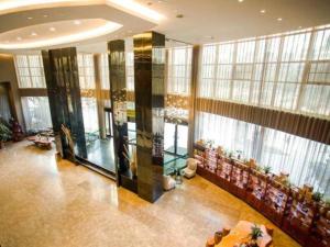 Un gran vestíbulo con ventanas y un gran vestíbulo con en Jinjiang Inn select Hotel Kunming Economic Development Zone Kunming College, en Kunming