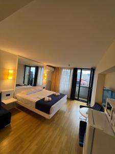 Ένα ή περισσότερα κρεβάτια σε δωμάτιο στο Orbi City Apartment with sea view